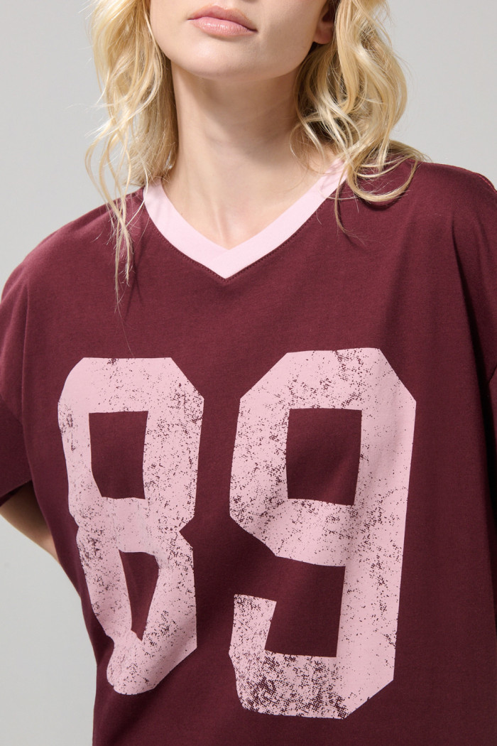 Camiseta femenina fit super oversize manga corta cuello en V.