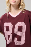 Camiseta femenina fit super oversize manga corta cuello en V.