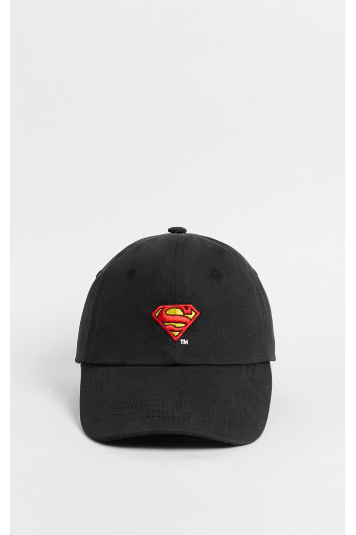 Cachucha sin refuerzo, unicolor, cierre plástico, bordado en frente en pieza, Licencia Super Man, DC Comics.