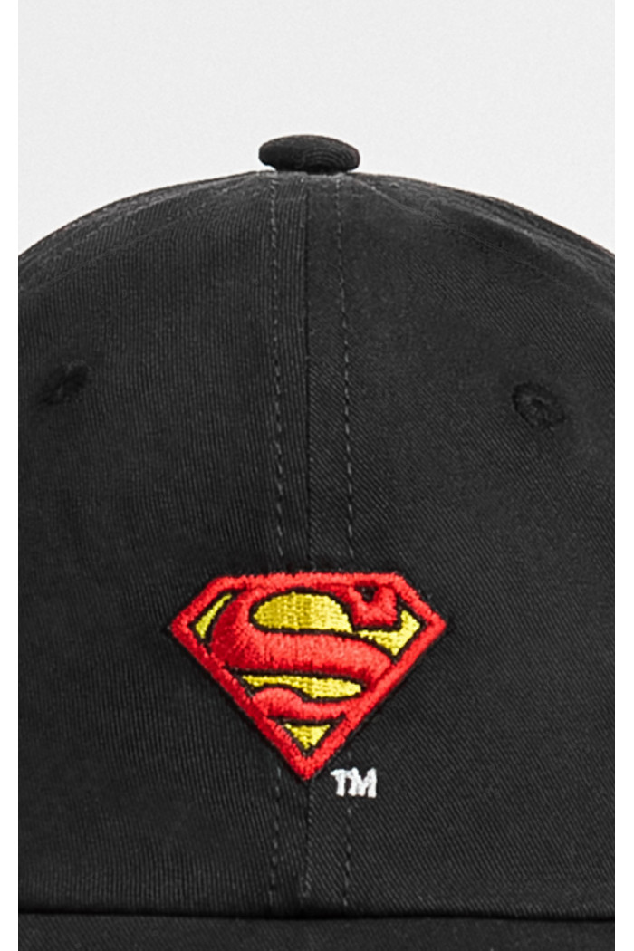 Cachucha sin refuerzo, unicolor, cierre plástico, bordado en frente en pieza, Licencia Super Man, DC Comics.