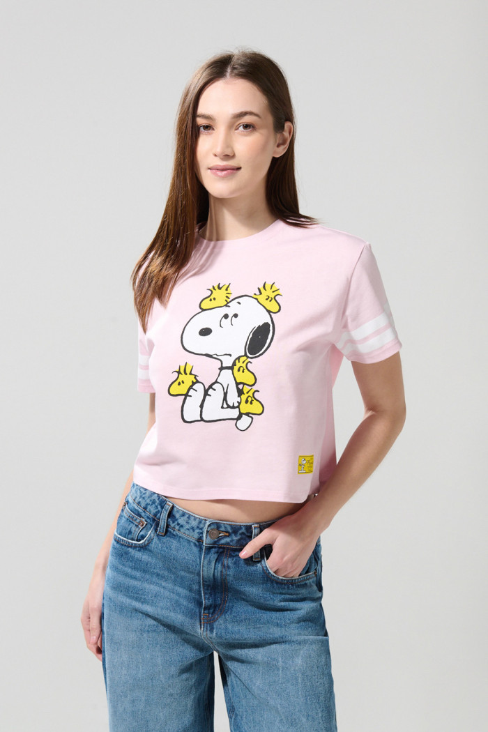 Camiseta para mujer manga corta unicolor, crop top cuello redondo, estampado en frente de Snoopy.