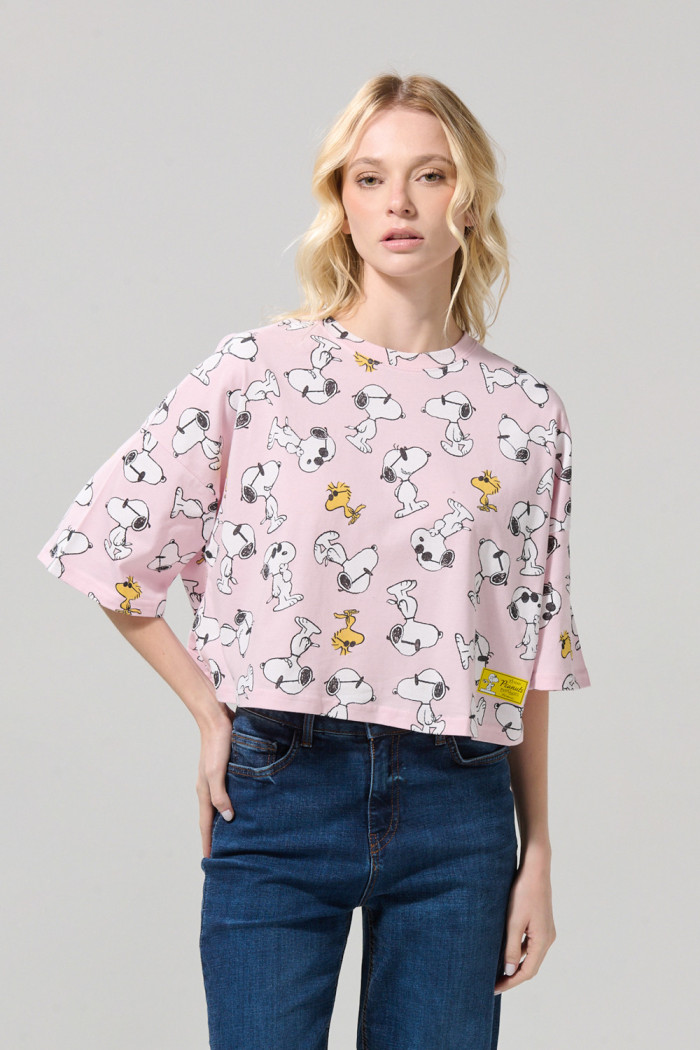 Camiseta crop top femenina fit oversize manga corta con estampado en frente de Snoopy.