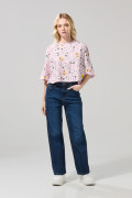 Camiseta crop top femenina fit oversize manga corta con estampado en frente de Snoopy.
