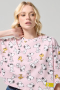 Camiseta crop top femenina fit oversize manga corta con estampado en frente de Snoopy.