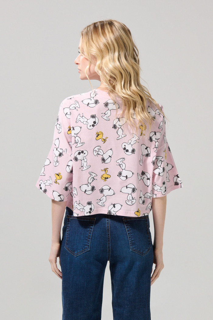 Camiseta crop top femenina fit oversize manga corta con estampado en frente de Snoopy.