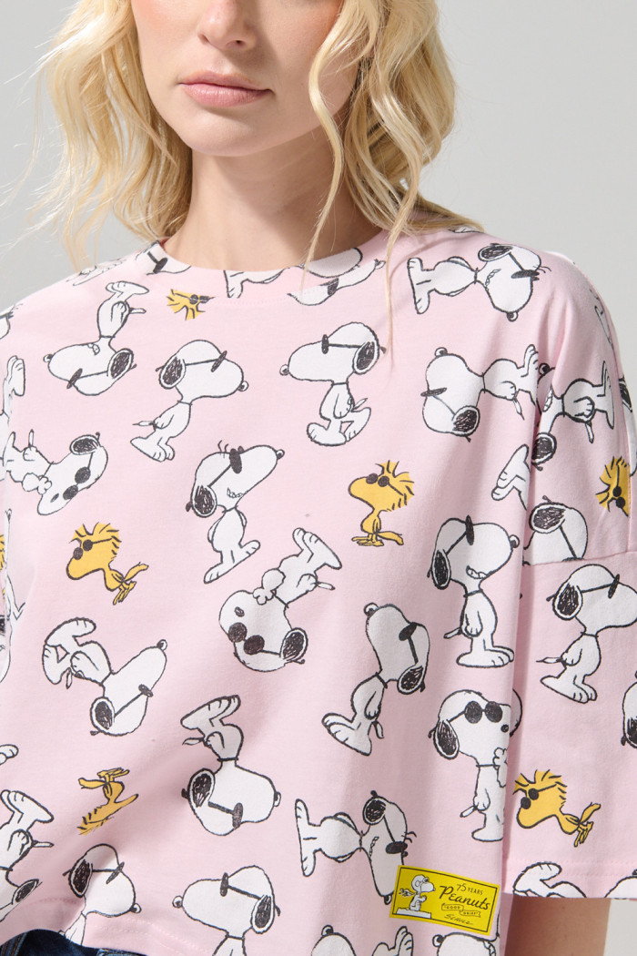 Camiseta crop top femenina fit oversize manga corta con estampado en frente de Snoopy.