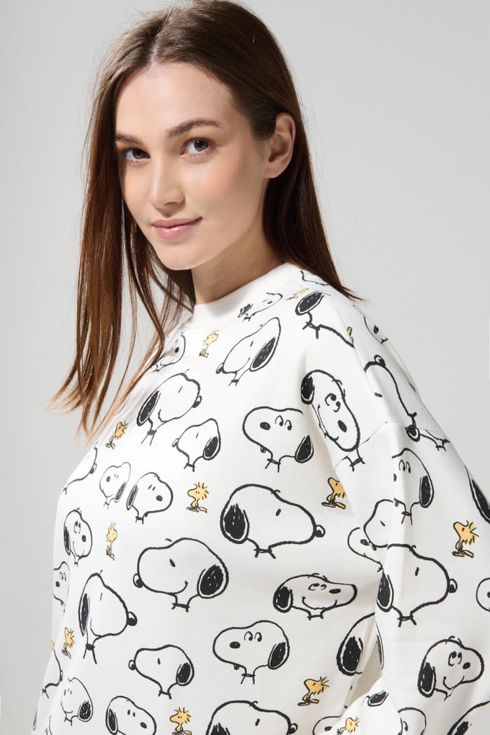 Buzo de Snoopy crema oversize con cuello redondo