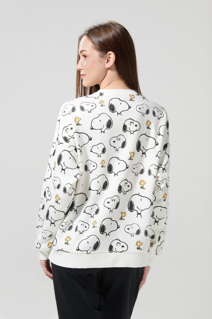 Buzo de Snoopy crema oversize con cuello redondo
