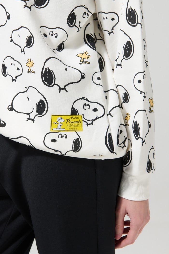 Buzo de Snoopy crema oversize con cuello redondo