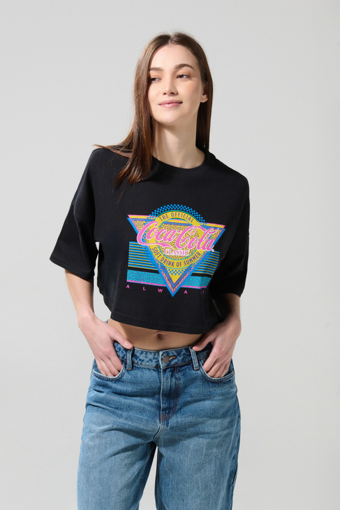 Camiseta crop top femenina fit oversize manga corta con estampado en frente de Coca-Cola
