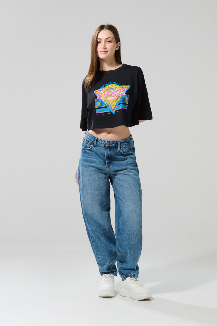 Camiseta crop top femenina fit oversize manga corta con estampado en frente de Coca-Cola