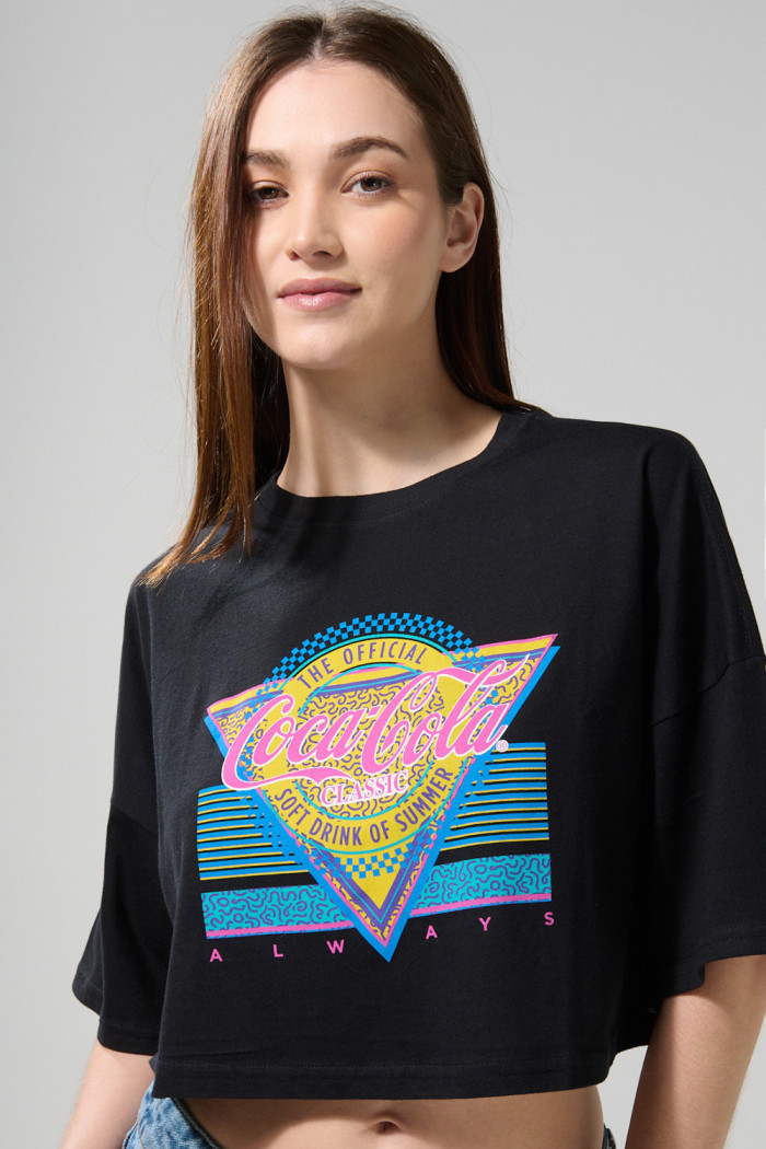 Camiseta crop top femenina fit oversize manga corta con estampado en frente de Coca-Cola