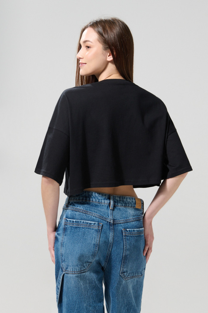 Camiseta crop top femenina fit oversize manga corta con estampado en frente de Coca-Cola