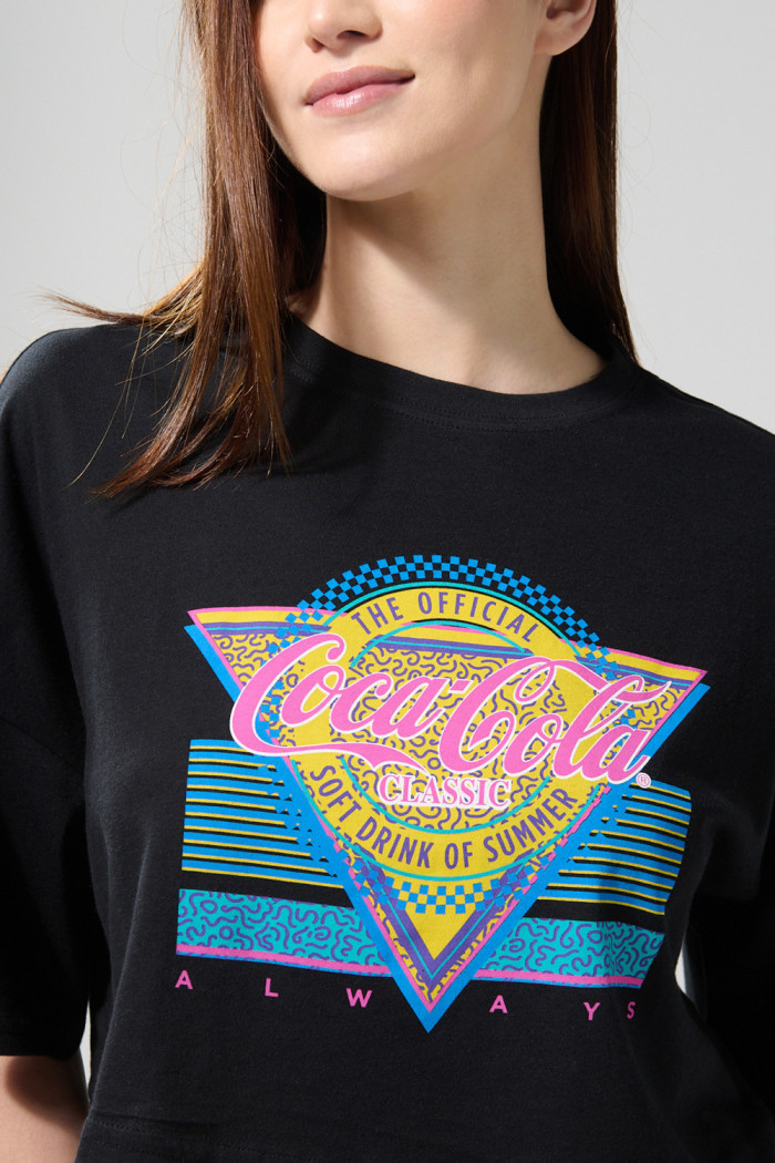 Camiseta crop top femenina fit oversize manga corta con estampado en frente de Coca-Cola