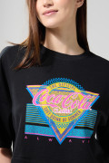 Camiseta crop top femenina fit oversize manga corta con estampado en frente de Coca-Cola