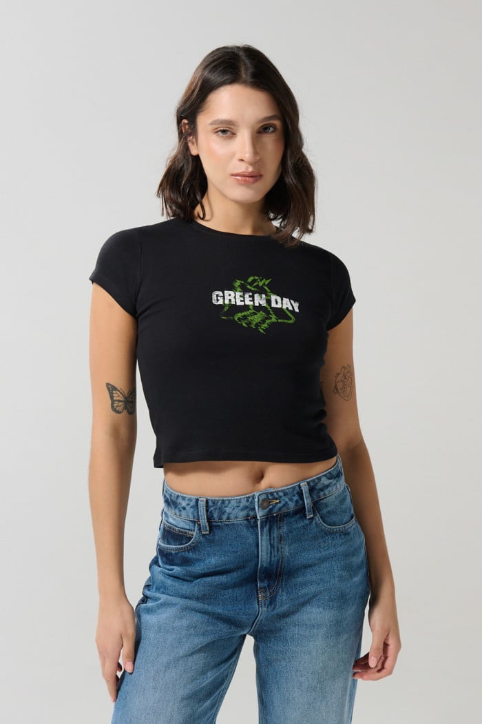 Camiseta para mujer en tela acanalada, cuello redondo y manga corta. Silueta ajustada con estampado en frente de Green Day.