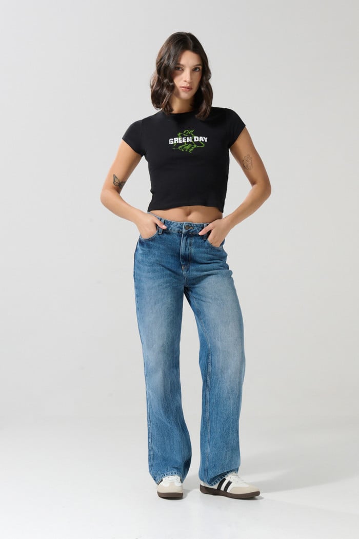 Camiseta para mujer en tela acanalada, cuello redondo y manga corta. Silueta ajustada con estampado en frente de Green Day.