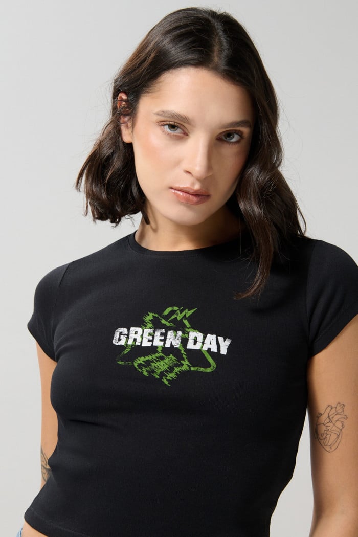 Camiseta para mujer en tela acanalada, cuello redondo y manga corta. Silueta ajustada con estampado en frente de Green Day.
