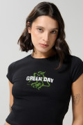 Camiseta para mujer en tela acanalada, cuello redondo y manga corta. Silueta ajustada con estampado en frente de Green Day.