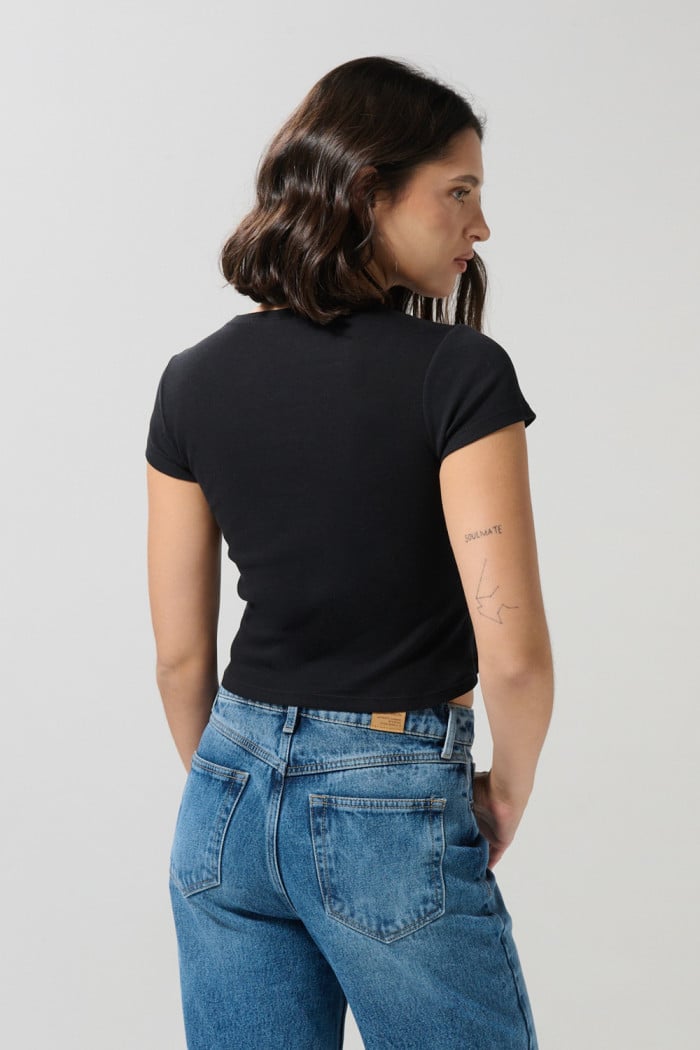 Camiseta para mujer en tela acanalada, cuello redondo y manga corta. Silueta ajustada con estampado en frente de Green Day.