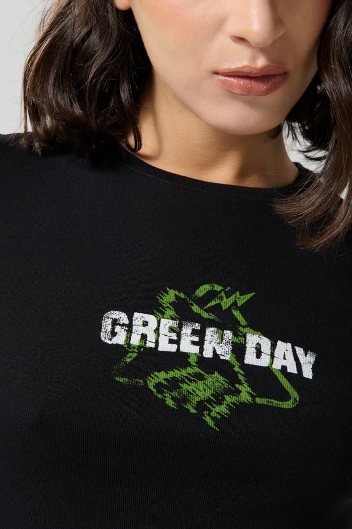 Camiseta para mujer en tela acanalada, cuello redondo y manga corta. Silueta ajustada con estampado en frente de Green Day.