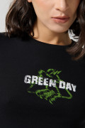 Camiseta para mujer en tela acanalada, cuello redondo y manga corta. Silueta ajustada con estampado en frente de Green Day.