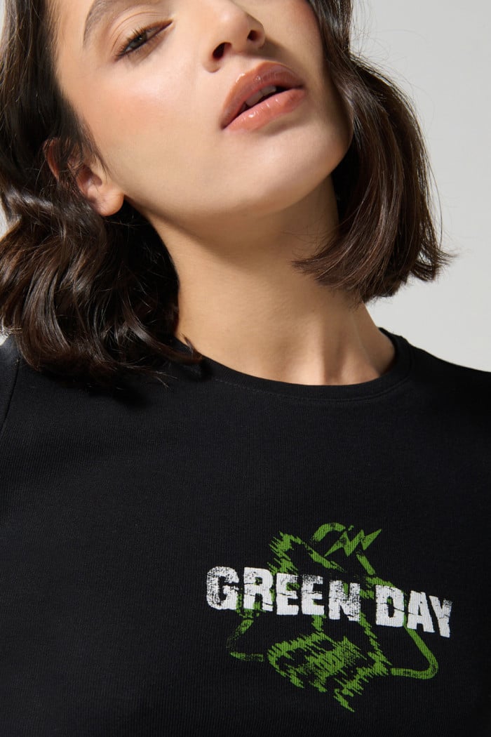 Camiseta para mujer en tela acanalada, cuello redondo y manga corta. Silueta ajustada con estampado en frente de Green Day.