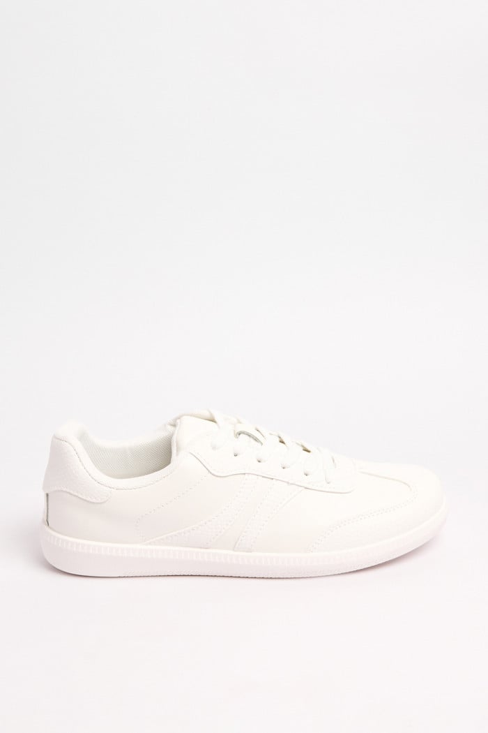 Tenis estilo urbano, negro y blanco con piezas en contraste