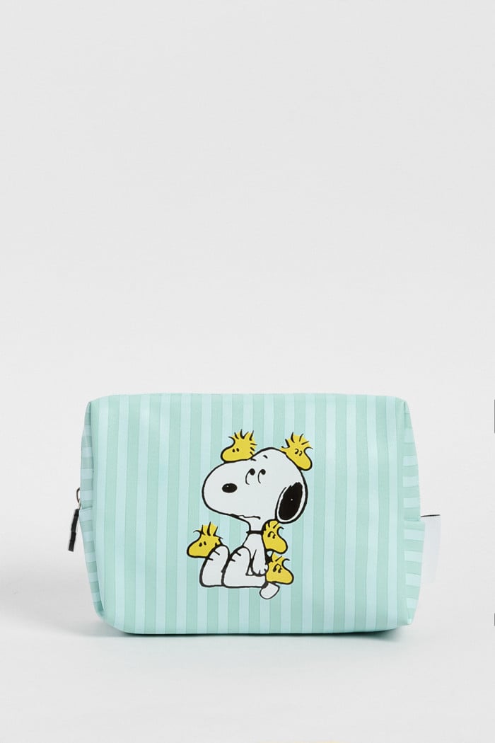 Bolsa de maquillaje con personajes de Snoopy, en colores variados.