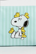 Bolsa de maquillaje con personajes de Snoopy, en colores variados.