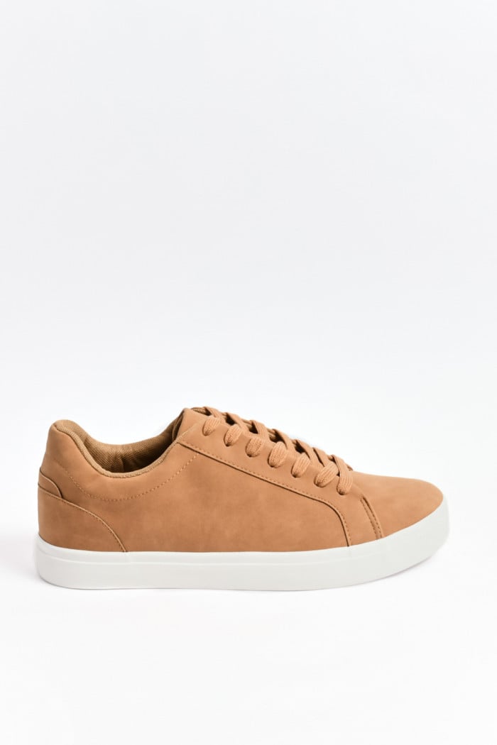 Tenis urbanos clasicos en color verde oliva y camel.
