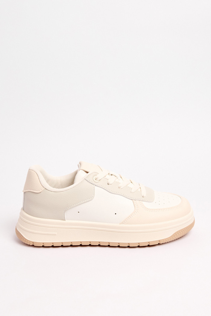 Tenis urbanos tipo skate, crema con suela bicolor.
