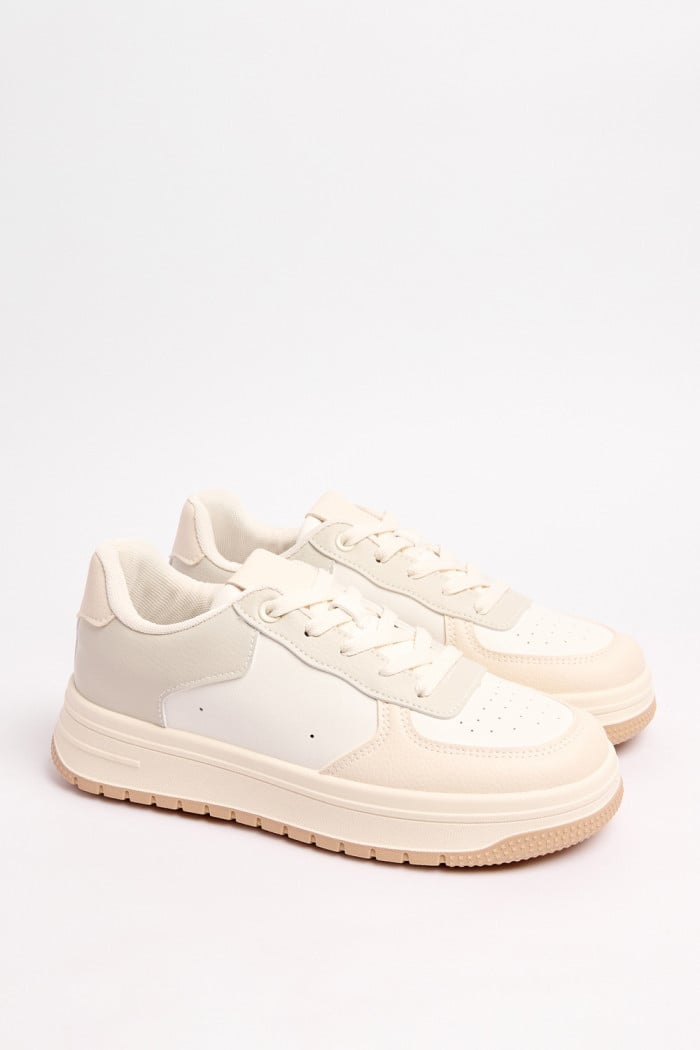 Tenis urbanos tipo skate, crema con suela bicolor.