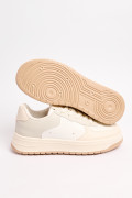 Tenis urbanos tipo skate, crema con suela bicolor.