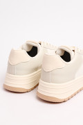 Tenis urbanos tipo skate, crema con suela bicolor.