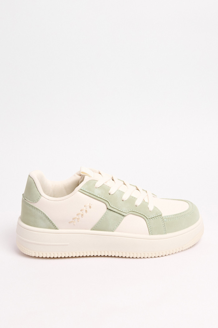 Tenis urbano para dama en color crema con contraste verde.