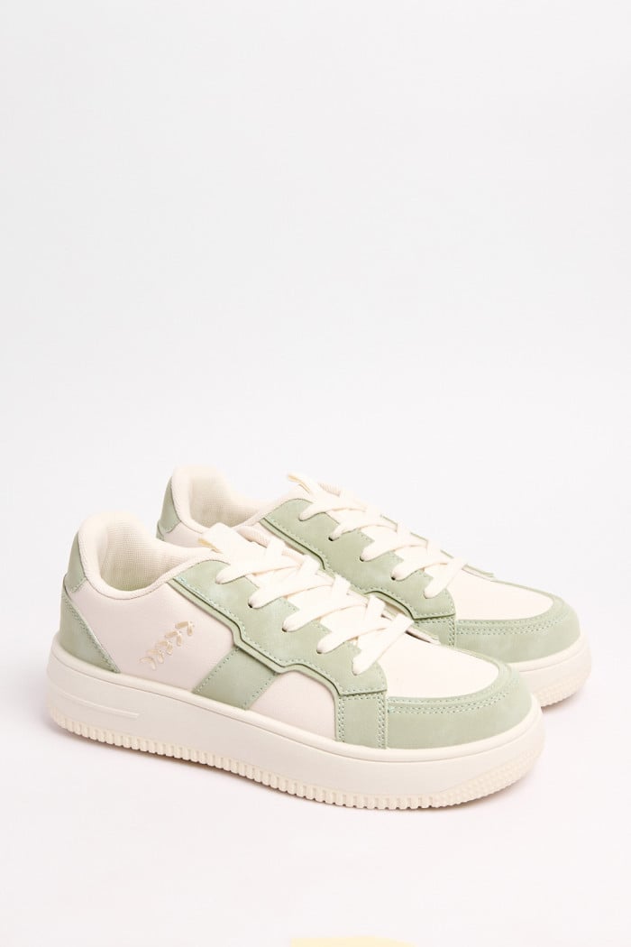 Tenis urbano para dama en color crema con contraste verde.