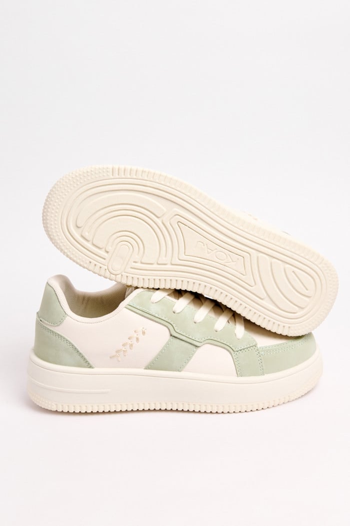 Tenis urbano para dama en color crema con contraste verde.