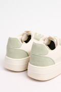 Tenis urbano para dama en color crema con contraste verde.