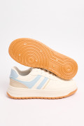 Tenis urbanos en color crema con contraste en azul claro y naranja.