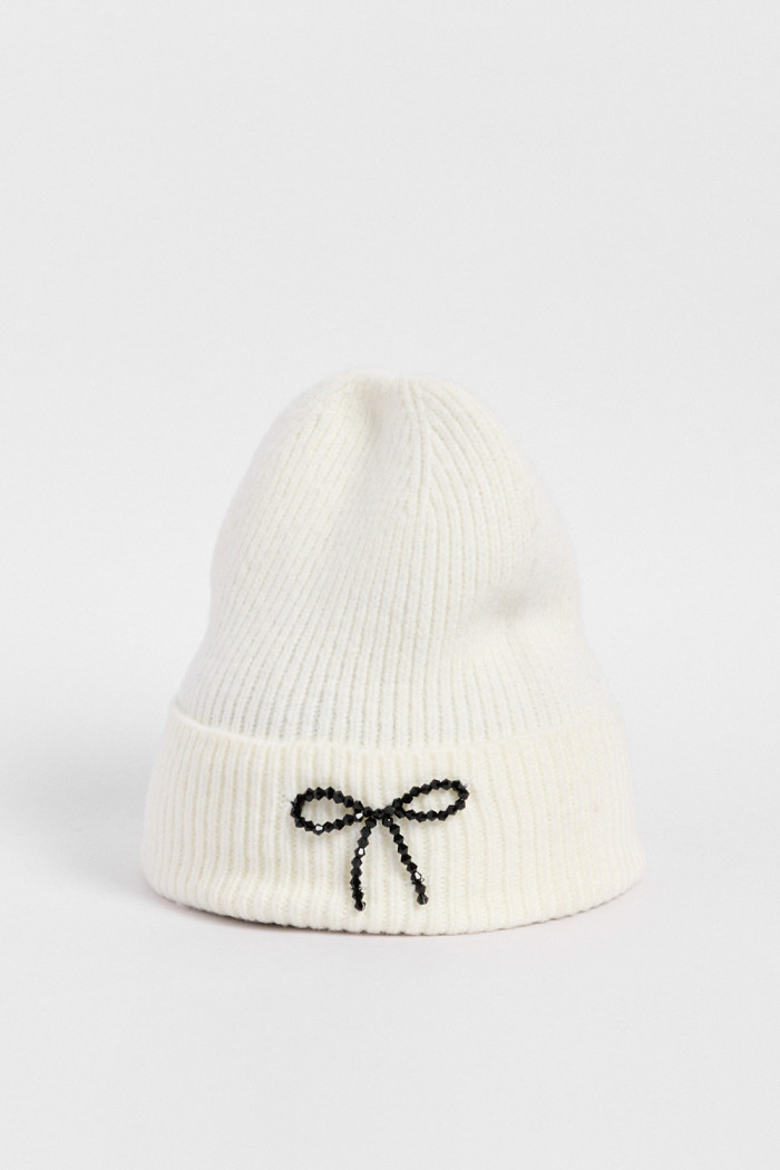 Gorro beanie, crema con lazo en piedras brillantes