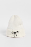Gorro beanie, crema con lazo en piedras brillantes