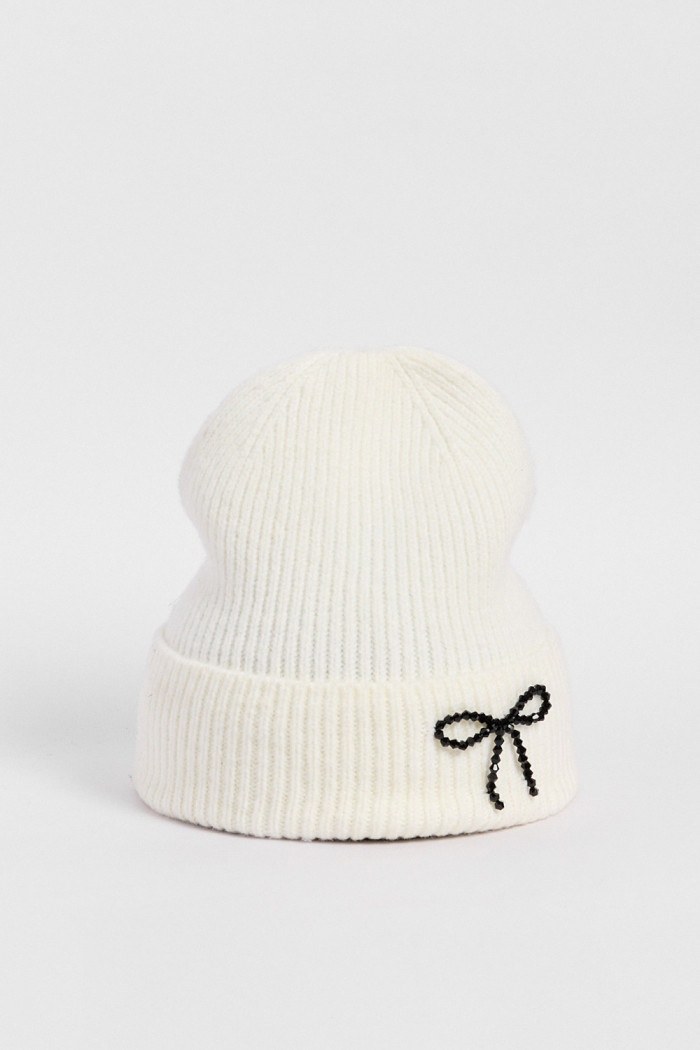 Gorro beanie, crema con lazo en piedras brillantes