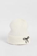 Gorro beanie, crema con lazo en piedras brillantes