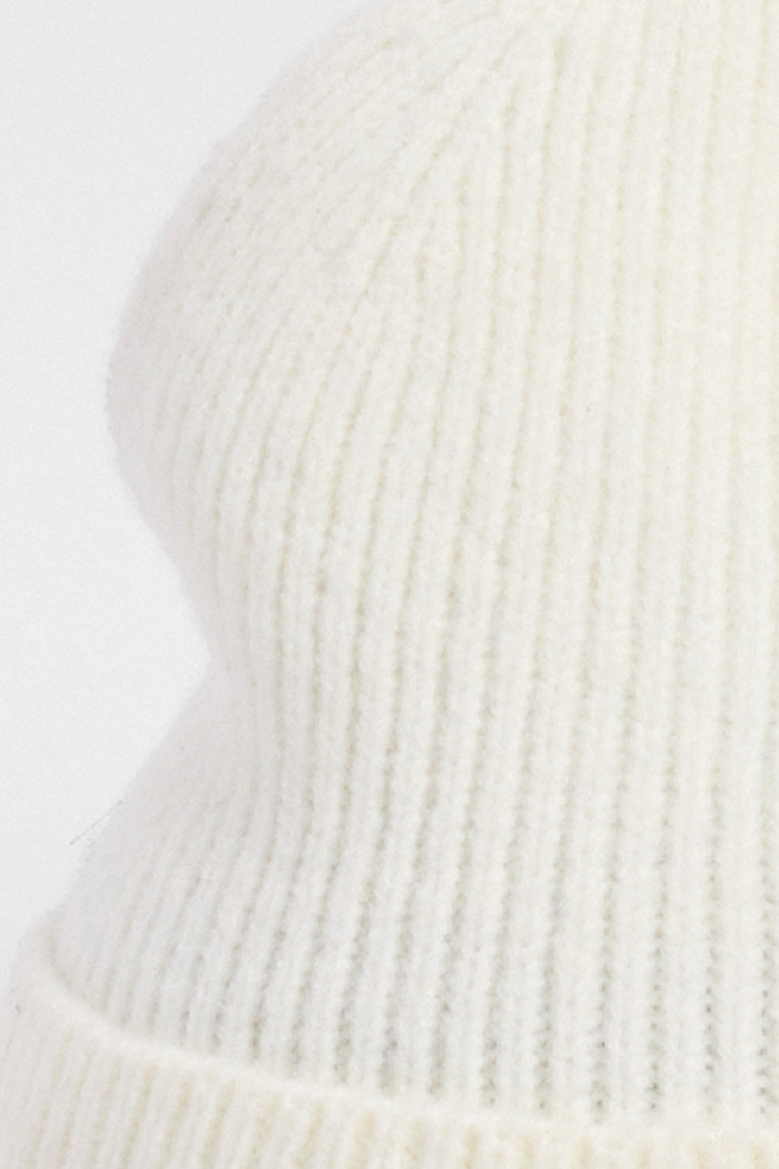 Gorro beanie, crema con lazo en piedras brillantes