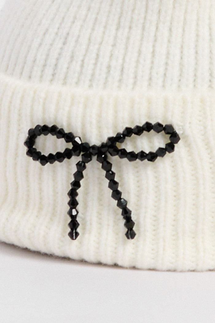 Gorro beanie, crema con lazo en piedras brillantes