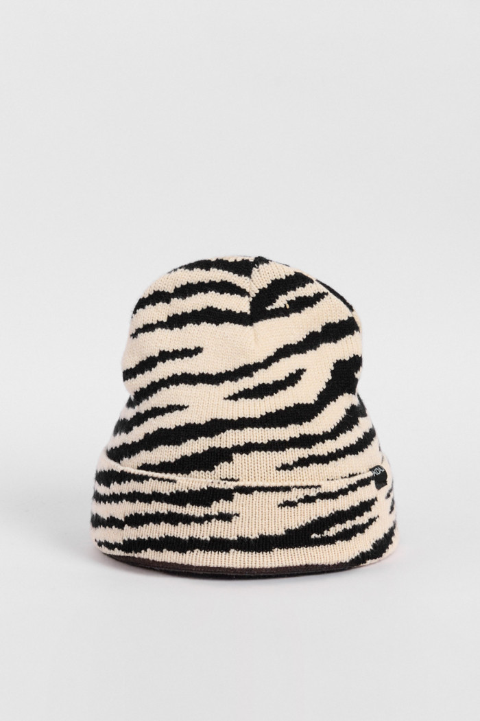 Gorro beanie, con diseño de print cebra en color kaki y gris.
