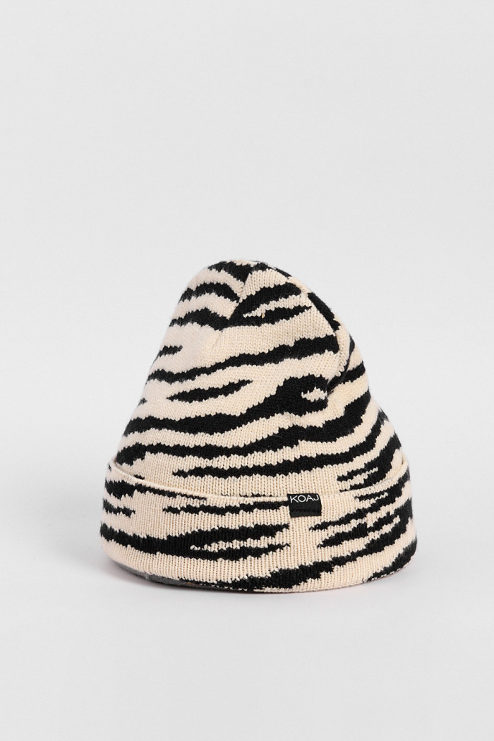 Gorro beanie, con diseño de print cebra en color kaki y gris.