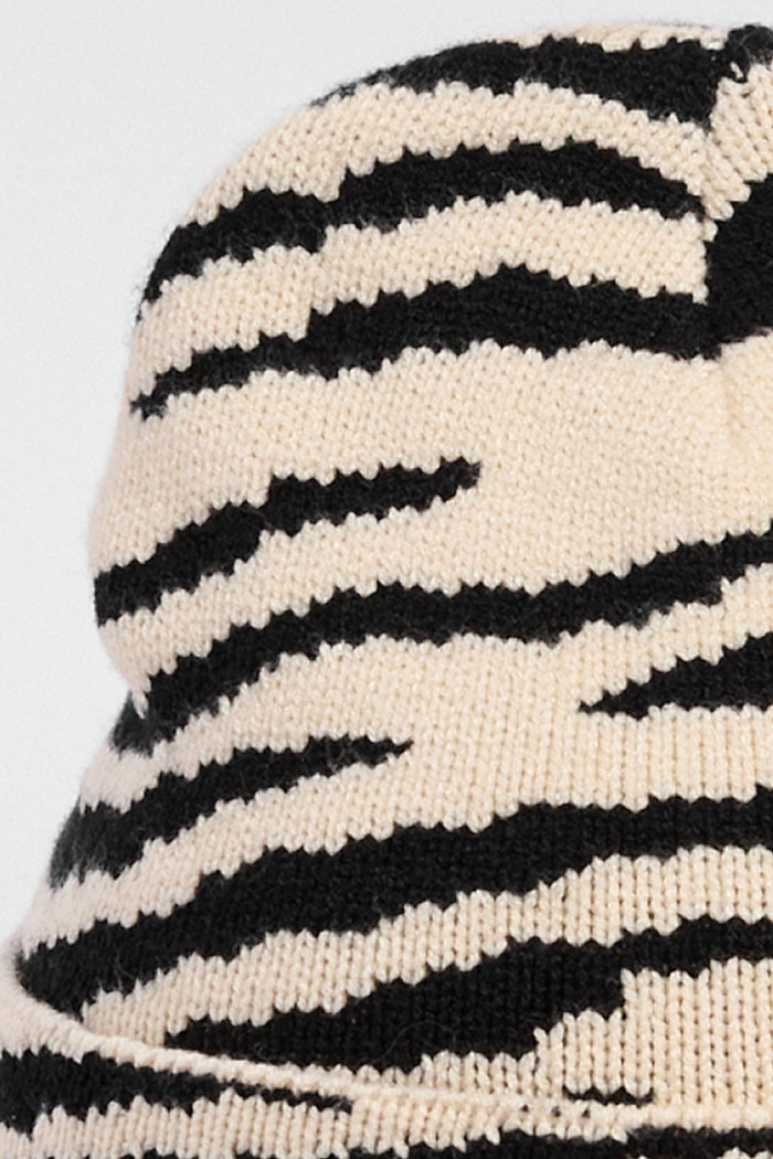 Gorro beanie, con diseño de print cebra en color kaki y gris.