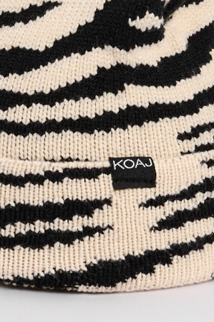 Gorro beanie, con diseño de print cebra en color kaki y gris.